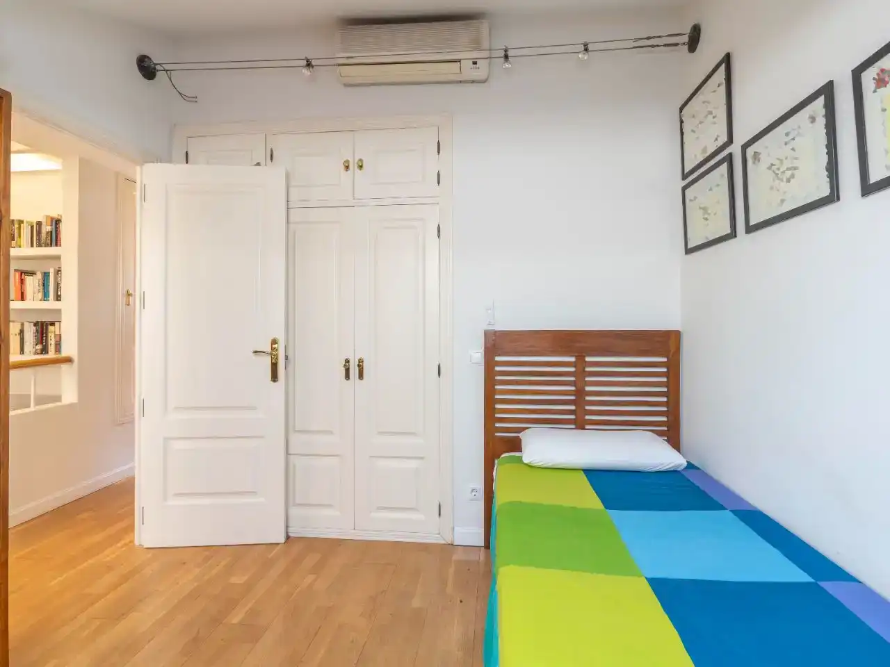 Dormitori de Casa adosada en venda en Madrid amb Aire condicionat, Jardí privat i Parquet