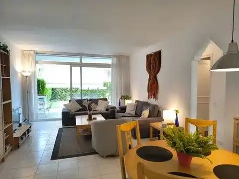 Wohnzimmer von Wohnungen zum Verkauf in Pals mit Heizung, Privatgarten und Terrasse