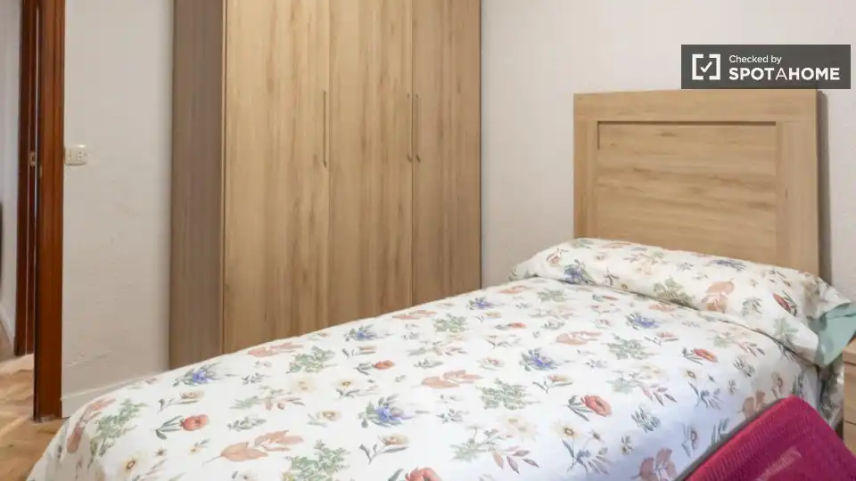 Bedroom of Flat for rent in Madrid  with Air Conditioner, Heating and Furnished