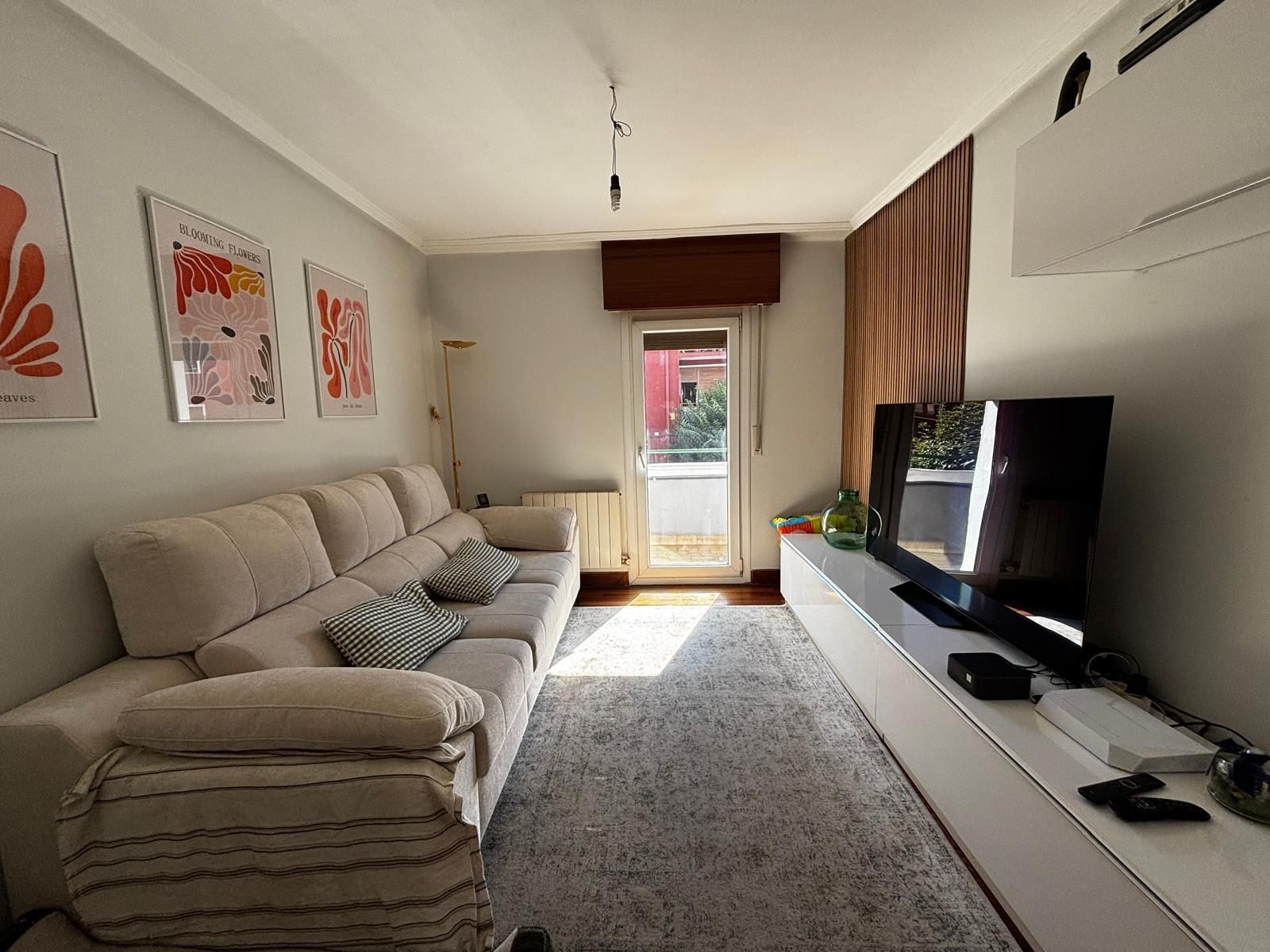 Living room of Flat for sale in Basauri   with Heating, Terrace and Balcony