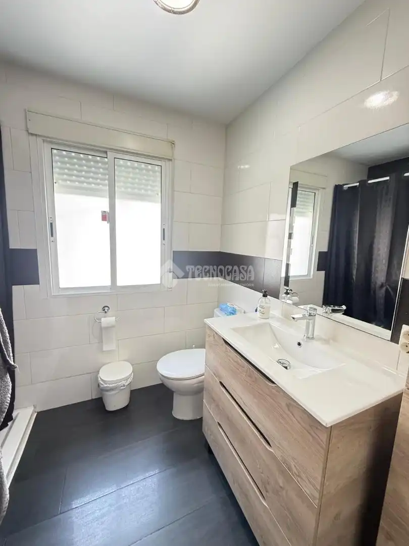 Badezimmer von Wohnung zum Verkauf in Huelva mit Klimaanlage und Heizung