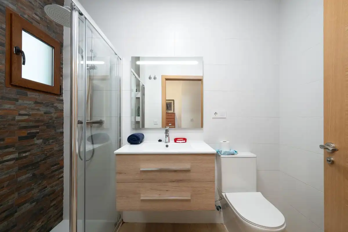 Badezimmer von Einfamilien-Reihenhaus zum Verkauf in Mutxamel mit Klimaanlage, Heizung und Terrasse