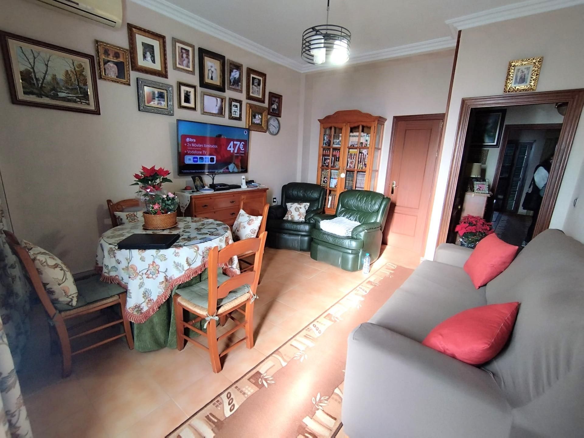 Sala d'estar de Casa o xalet en venda en Villaverde del Río amb Aire condicionat, Terrassa i Traster