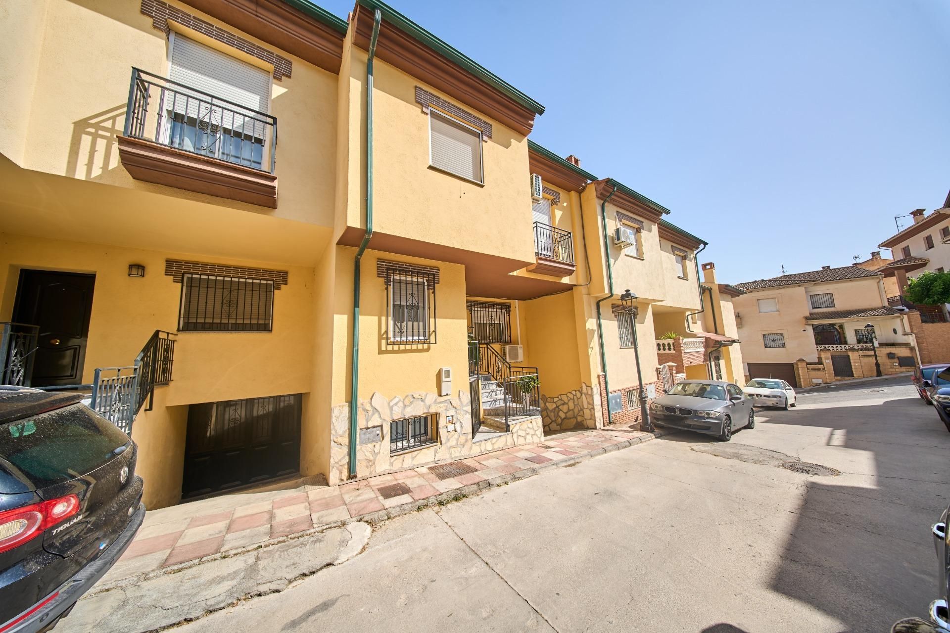 Exterior view of Single-family semi-detached for sale in Alfacar  with Air Conditioner, Heating and Terrace