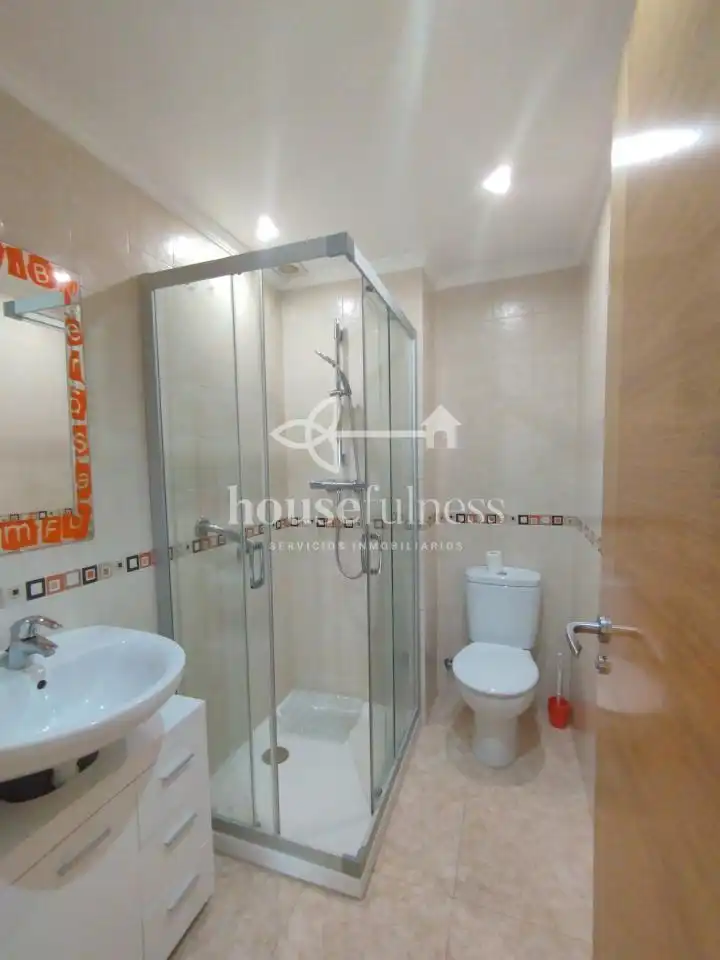 Badezimmer von Wohnungen zum Verkauf in Ferrol mit Möbliert