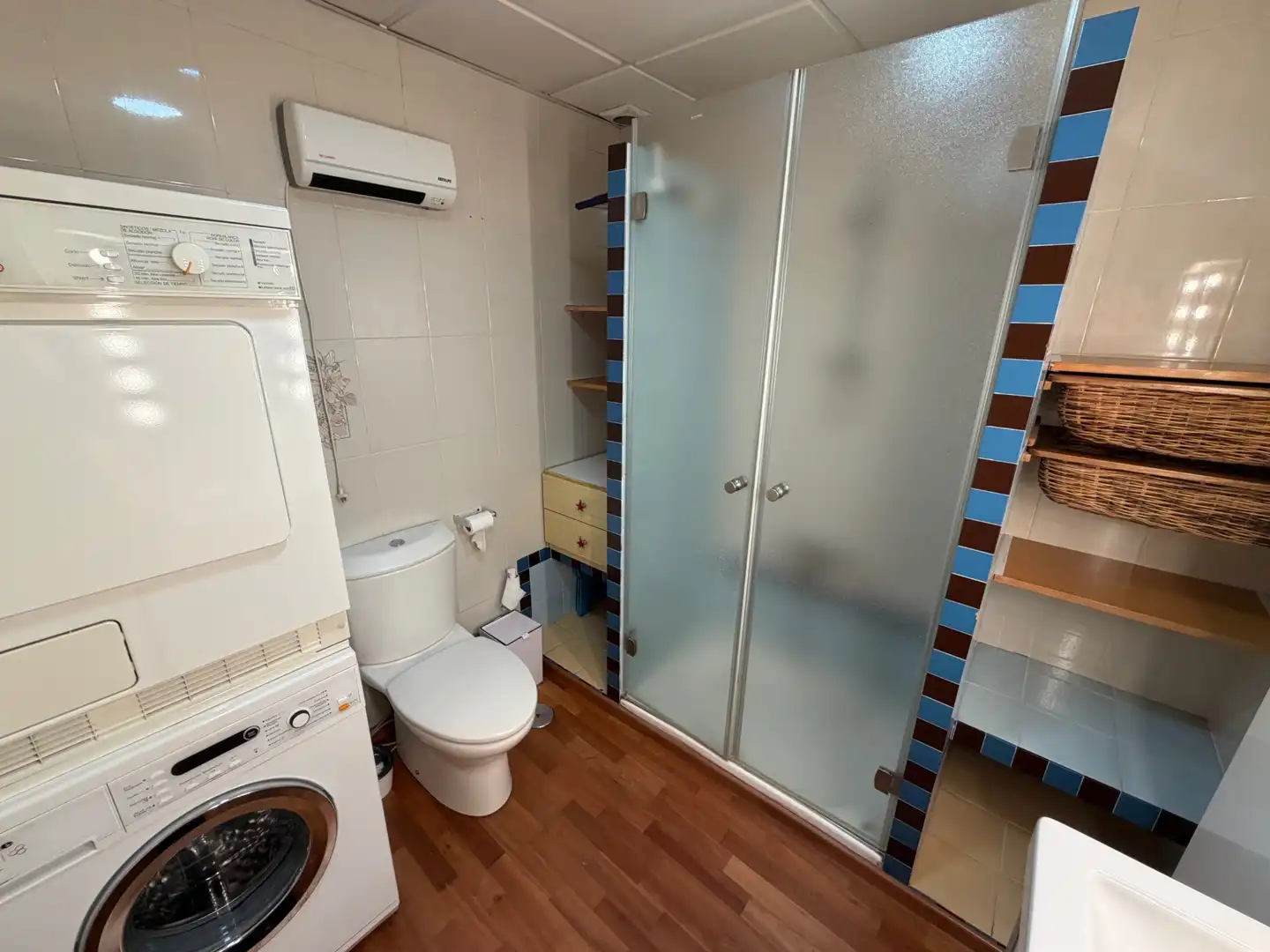Badezimmer von Wohnung zum Verkauf in Almería mit Klimaanlage, Parkett und Möbliert