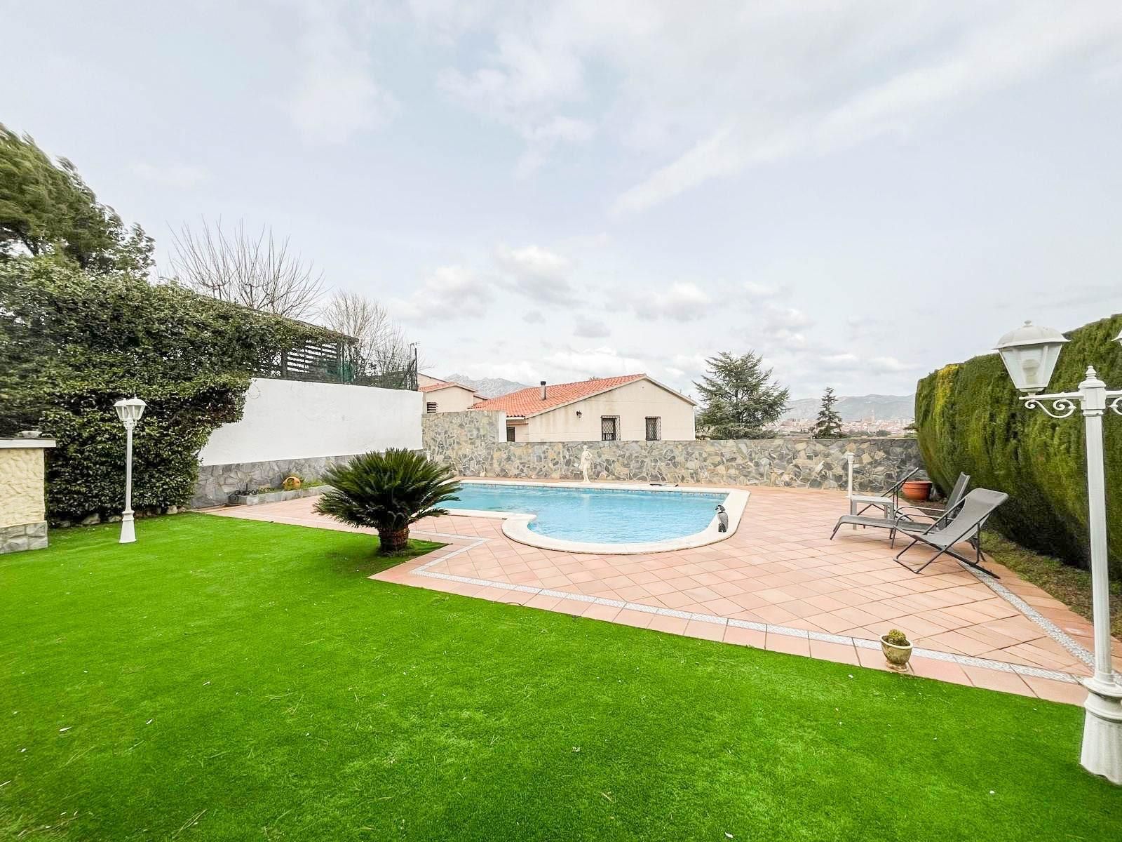 Piscina de Casa o xalet en venda en Esparreguera amb Aire condicionat, Calefacció i Jardí privat