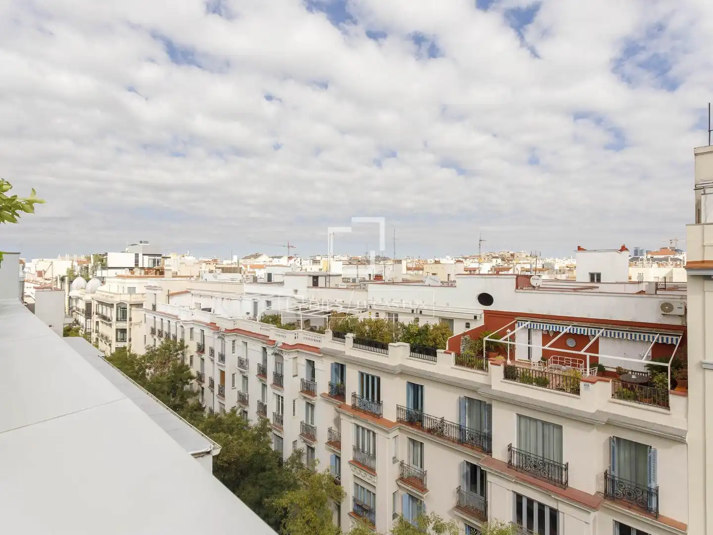 Vista exterior de Piso de alquiler en Madrid con Aire acondicionado, Terraza y Piscina
