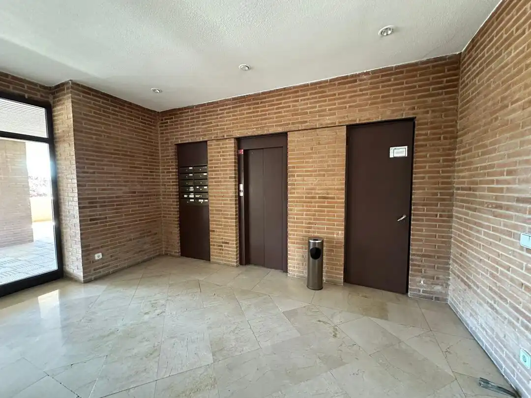 Wohnung zum Verkauf in Toledo mit Klimaanlage, Heizung und Privatgarten