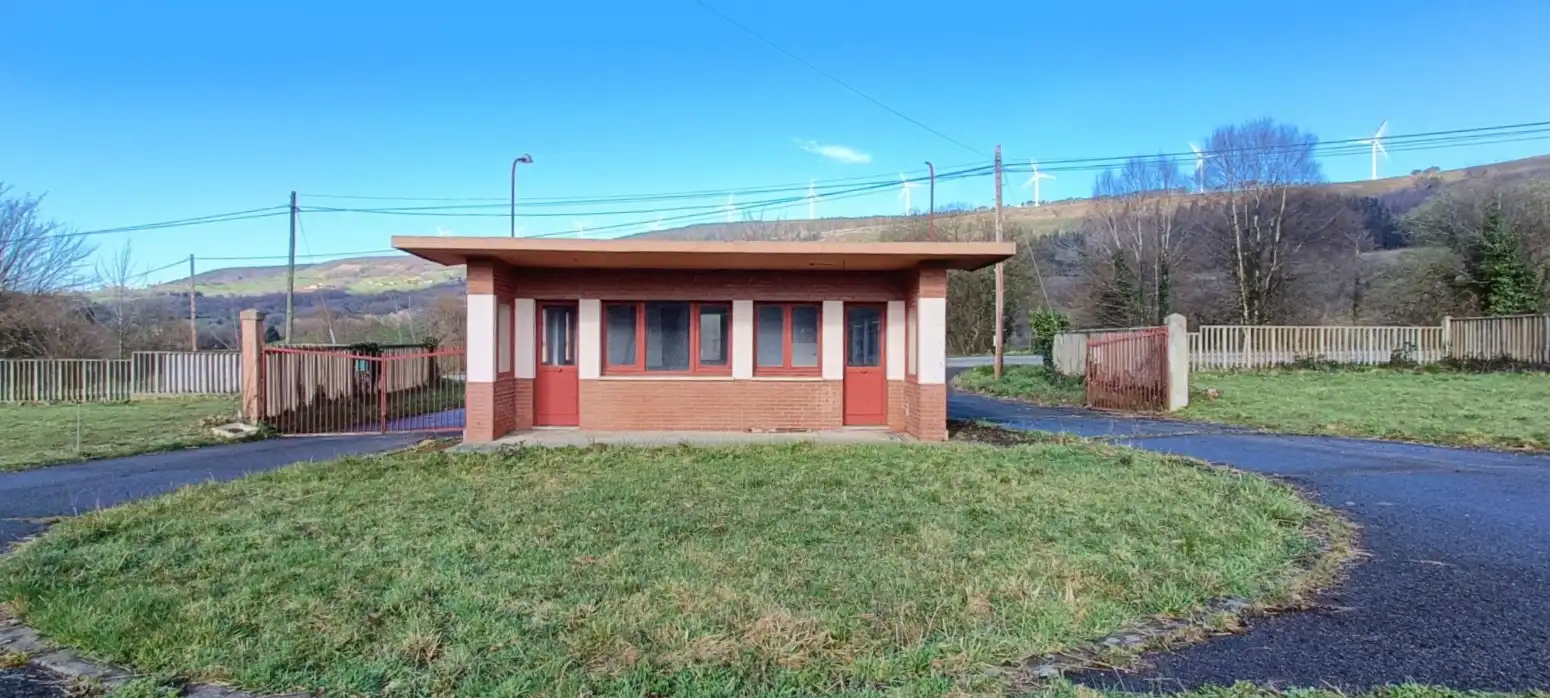 Außenansicht von Fabrikhallen zum Verkauf in Tineo