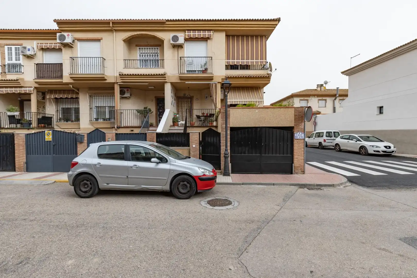 Vista exterior de Casa adosada en venda en Atarfe amb Aire condicionat, Calefacció i Jardí privat