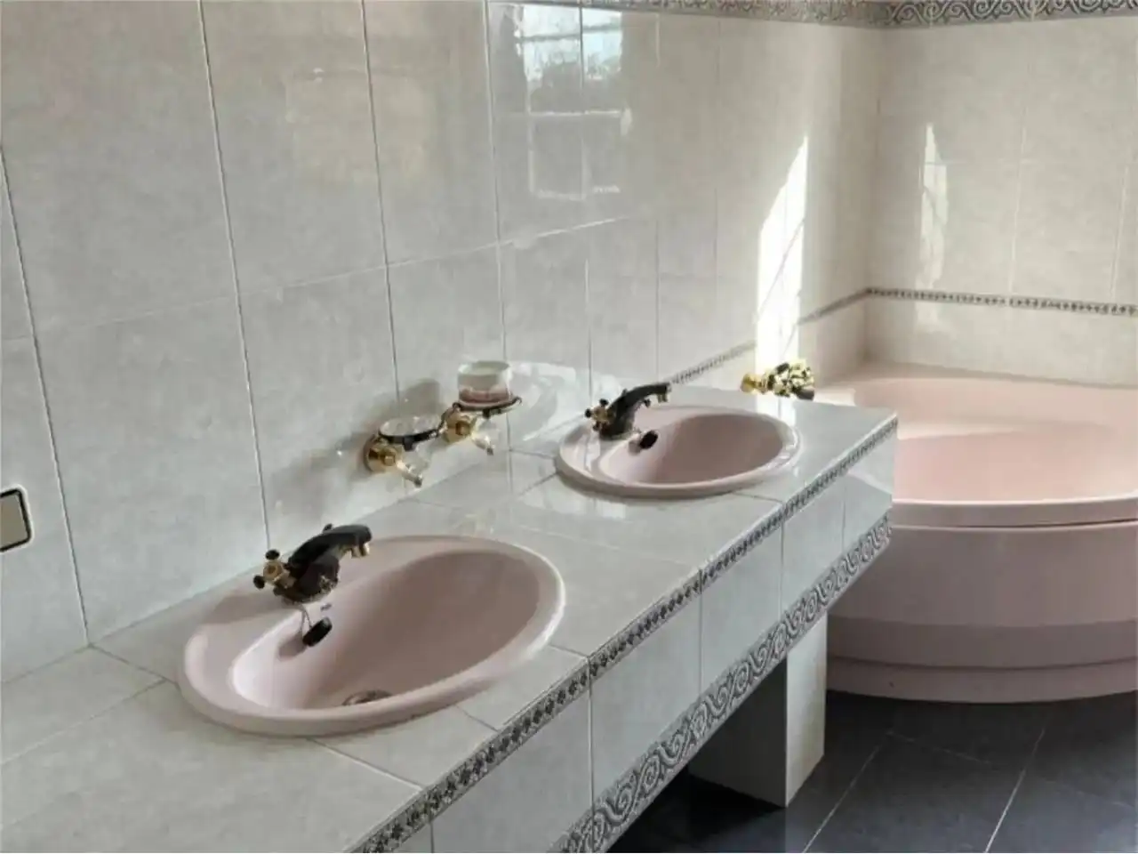 Bathroom of Houses for sale in Sariegos, León