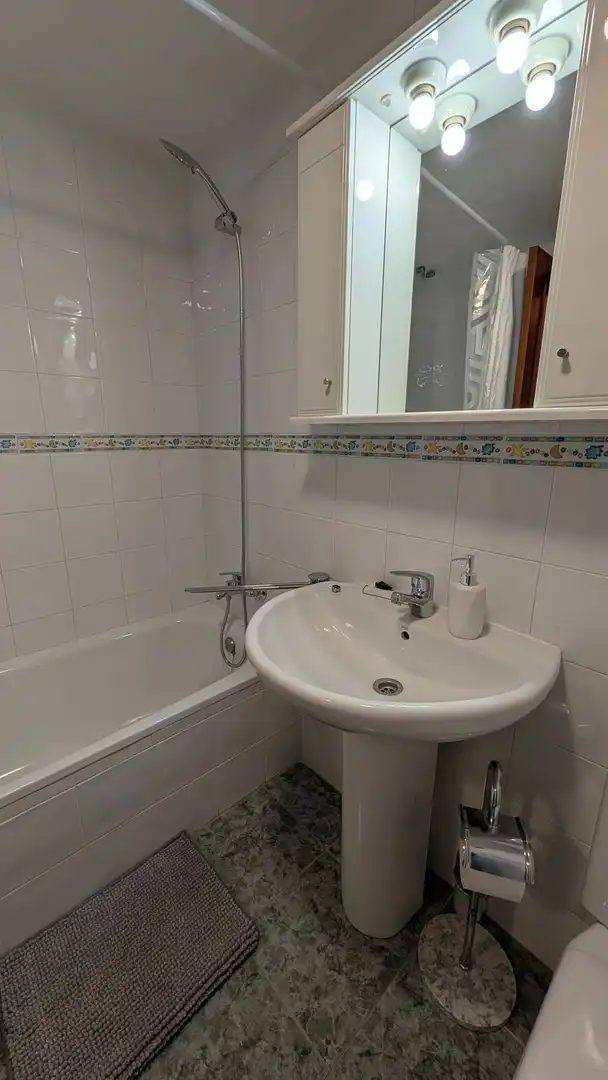 Bany de Apartament de lloguer en Estepona amb Aire condicionat, Calefacció i Terrassa