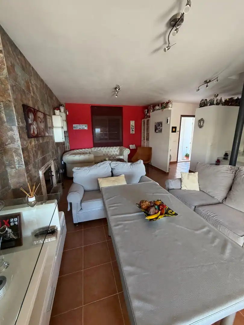 Sala d'estar de Casa o xalet en venda en El Castillo de las Guardas amb Jardí privat i Piscina comunitària