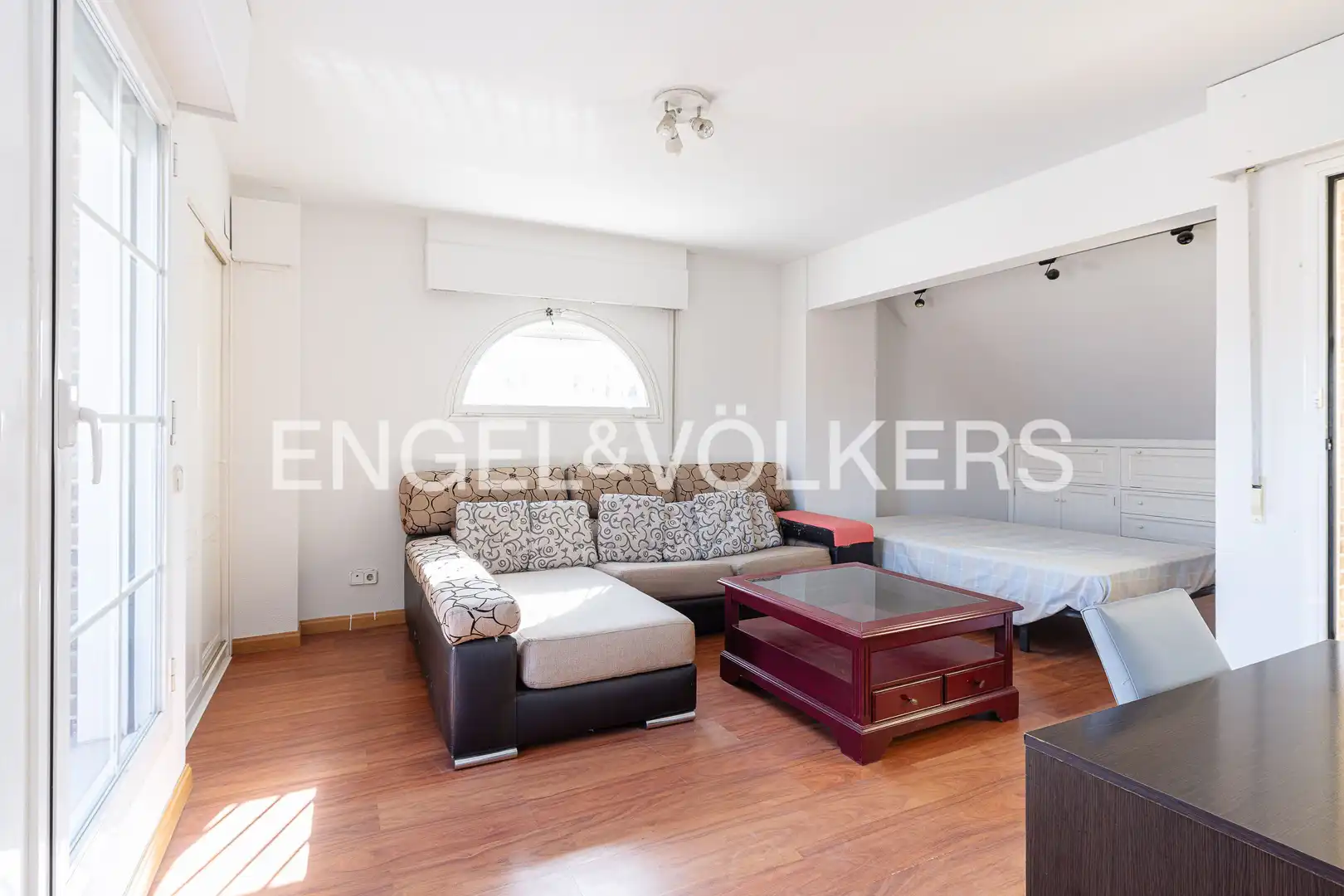 Sala de estar de Casa adosada en venta en Madrid con Aire acondicionado, Calefacción y Jardín privado