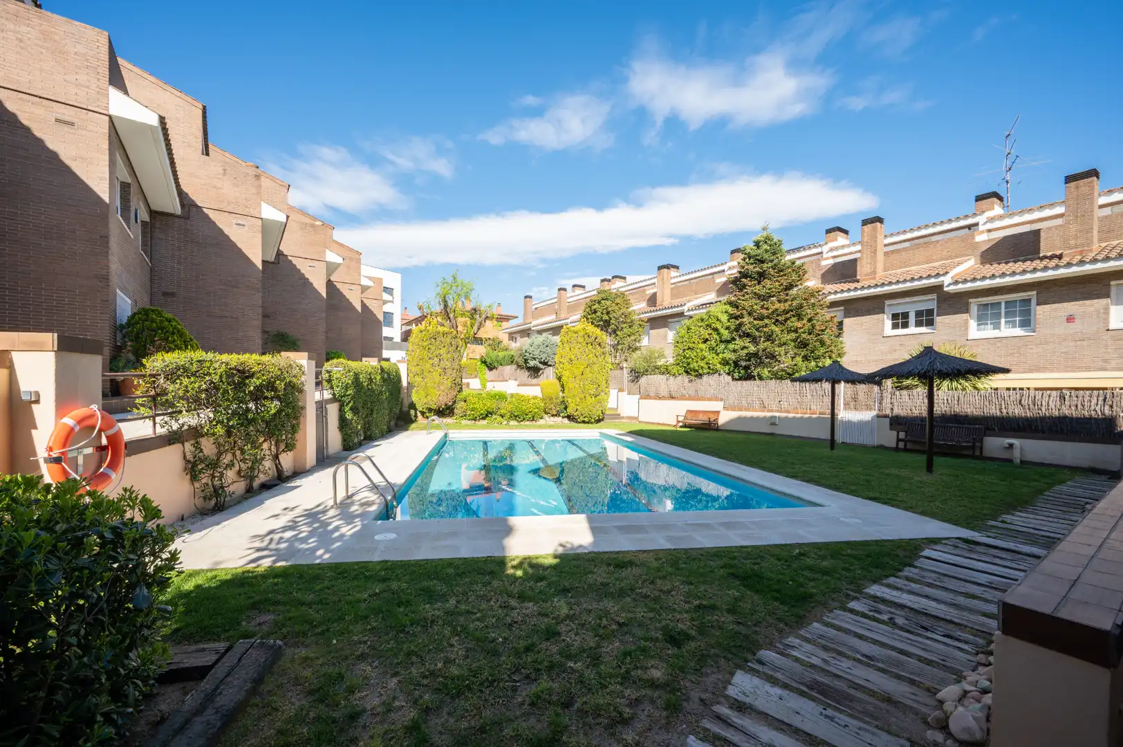 Piscina de Casa adosada en venda en Sant Cugat del Vallès amb Aire condicionat, Calefacció i Jardí privat