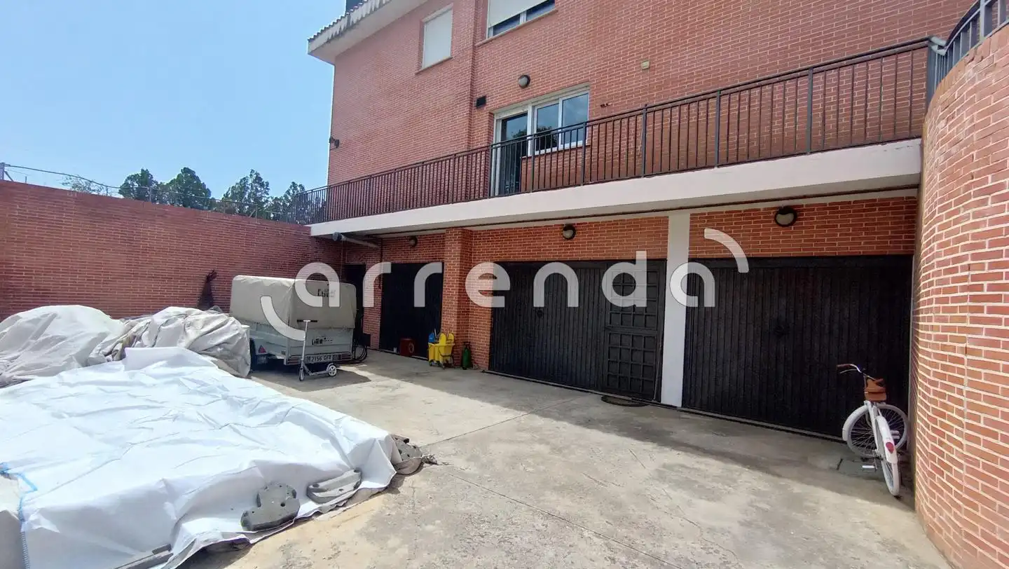 Aparcament de Casa o xalet en venda en Villalbilla amb Calefacció, Jardí privat i Terrassa