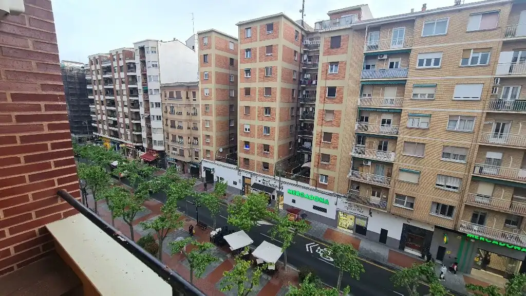 Vista exterior de Piso en venta en  Logroño con Amueblado y Balcón
