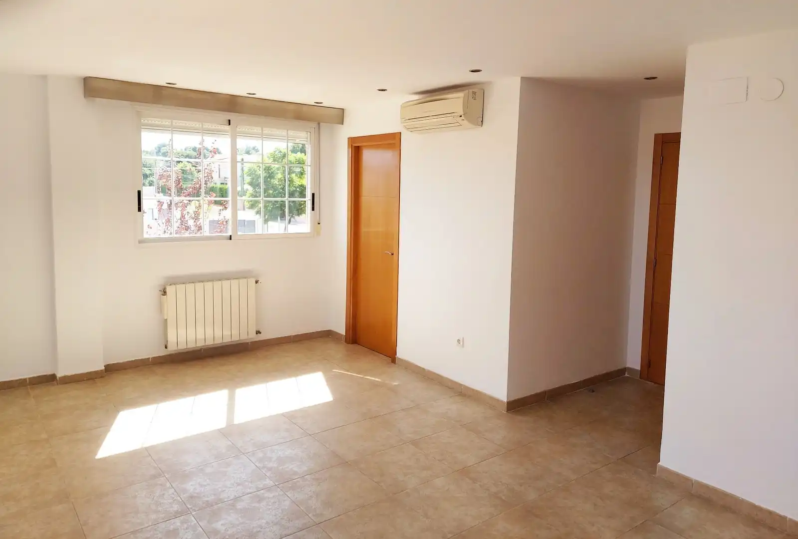 Houses for sale in La Pobla de Vallbona  with Air Conditioner, Heating and Private garden