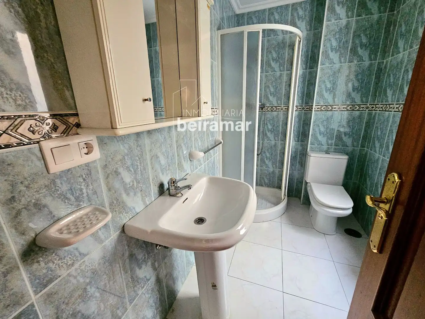 Baño de Piso en venta en Ribeira con Calefacción, Terraza y Trastero