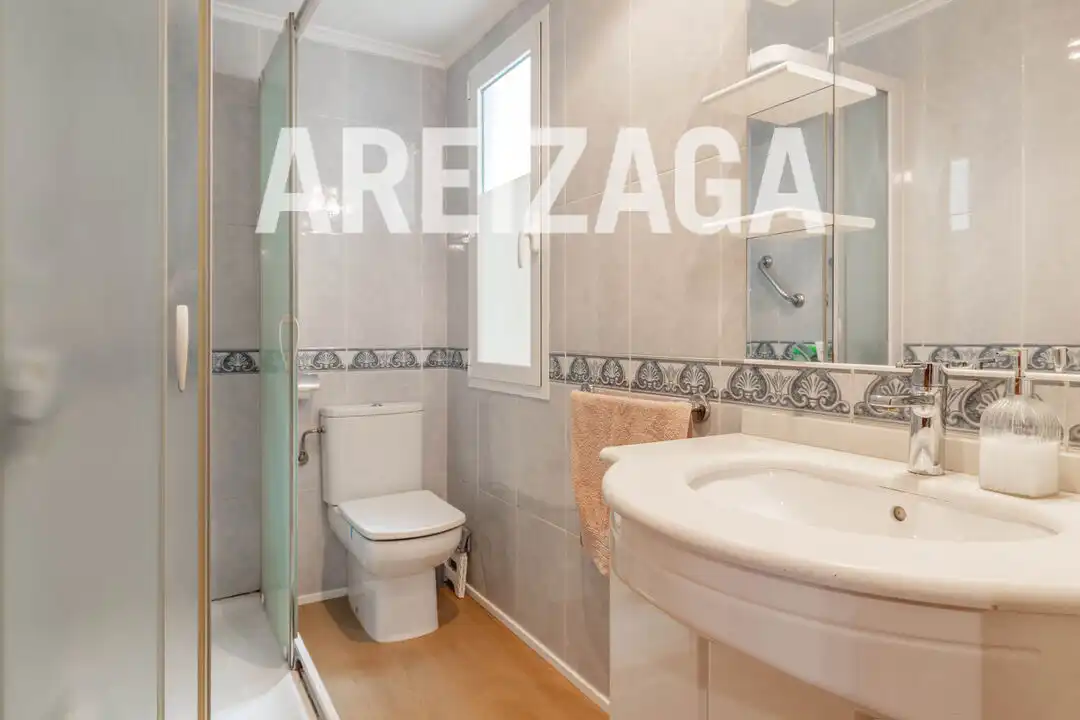 Baño de Piso en venta en Donostia - San Sebastián  con Calefacción, Amueblado y Balcón