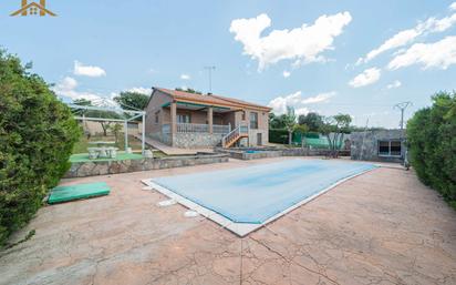 Piscina de Casa o xalet en venda en Villa del Prado amb Aire condicionat, Calefacció i Jardí privat