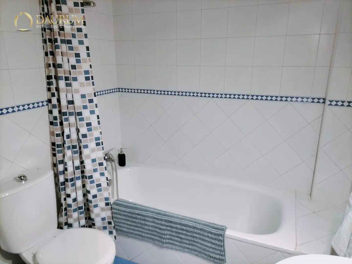 Bathroom of Apartments for sale in Sevilla  with Air Conditioner, Heating and Swimming Pool