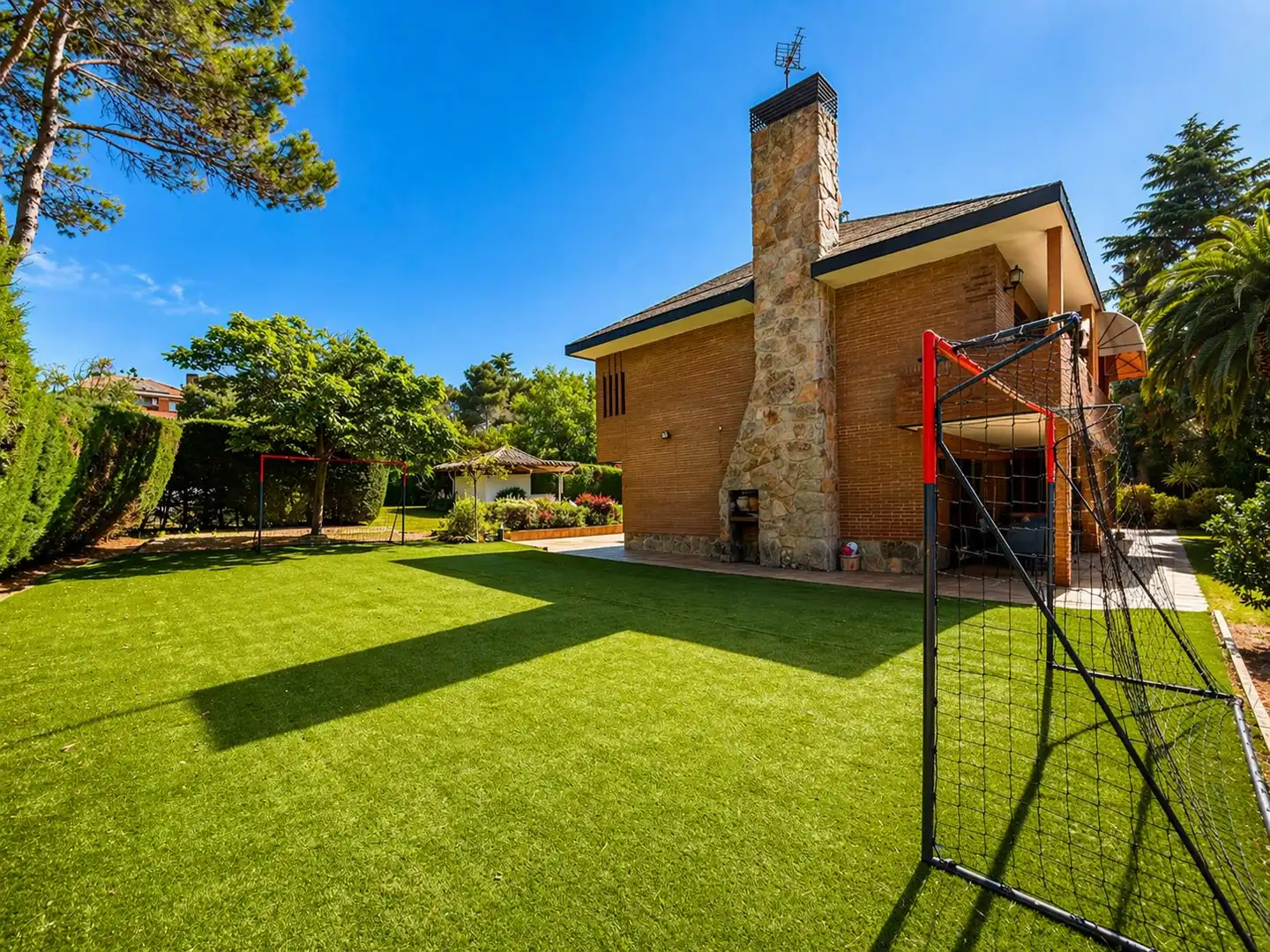 Terrassa de Casa o xalet en venda en Boadilla del Monte amb Calefacció, Jardí privat i Traster