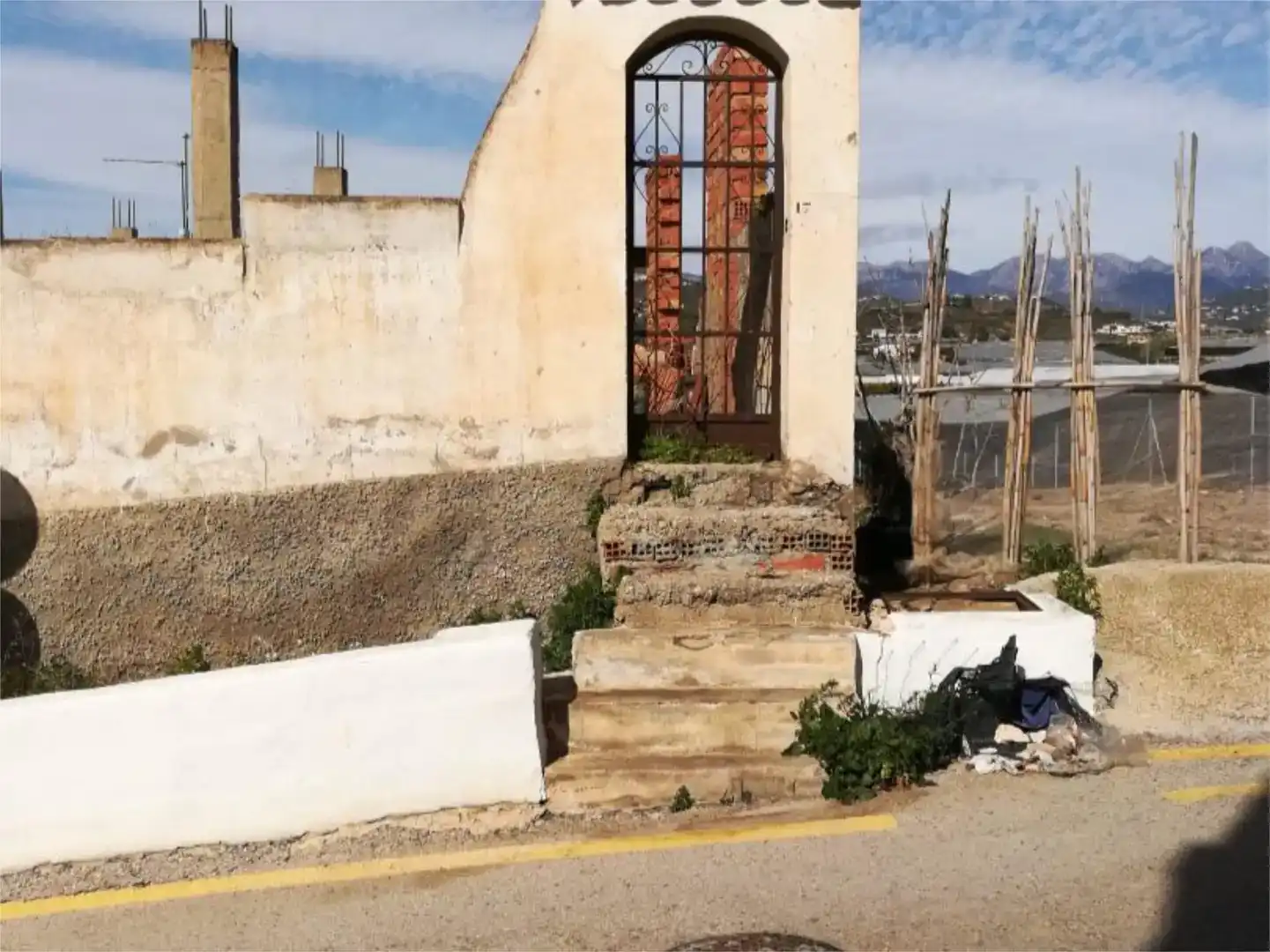 Außenansicht von Fabrikhallen zur Miete in Torrox