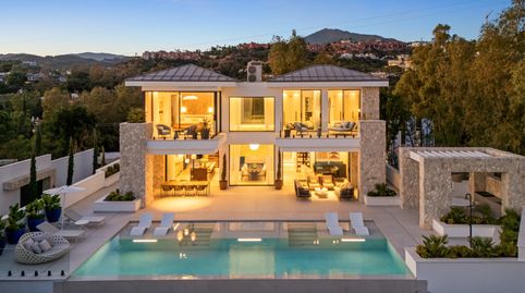 ENCANTADORA VILLA CONTEMPORÁNEA CON VISTAS PANORÁMICAS EN VENTA EN LA QUINTA