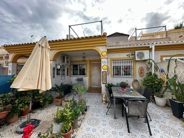 Adosado con piscina en venta en Calle de la Comunidad Andaluza 47