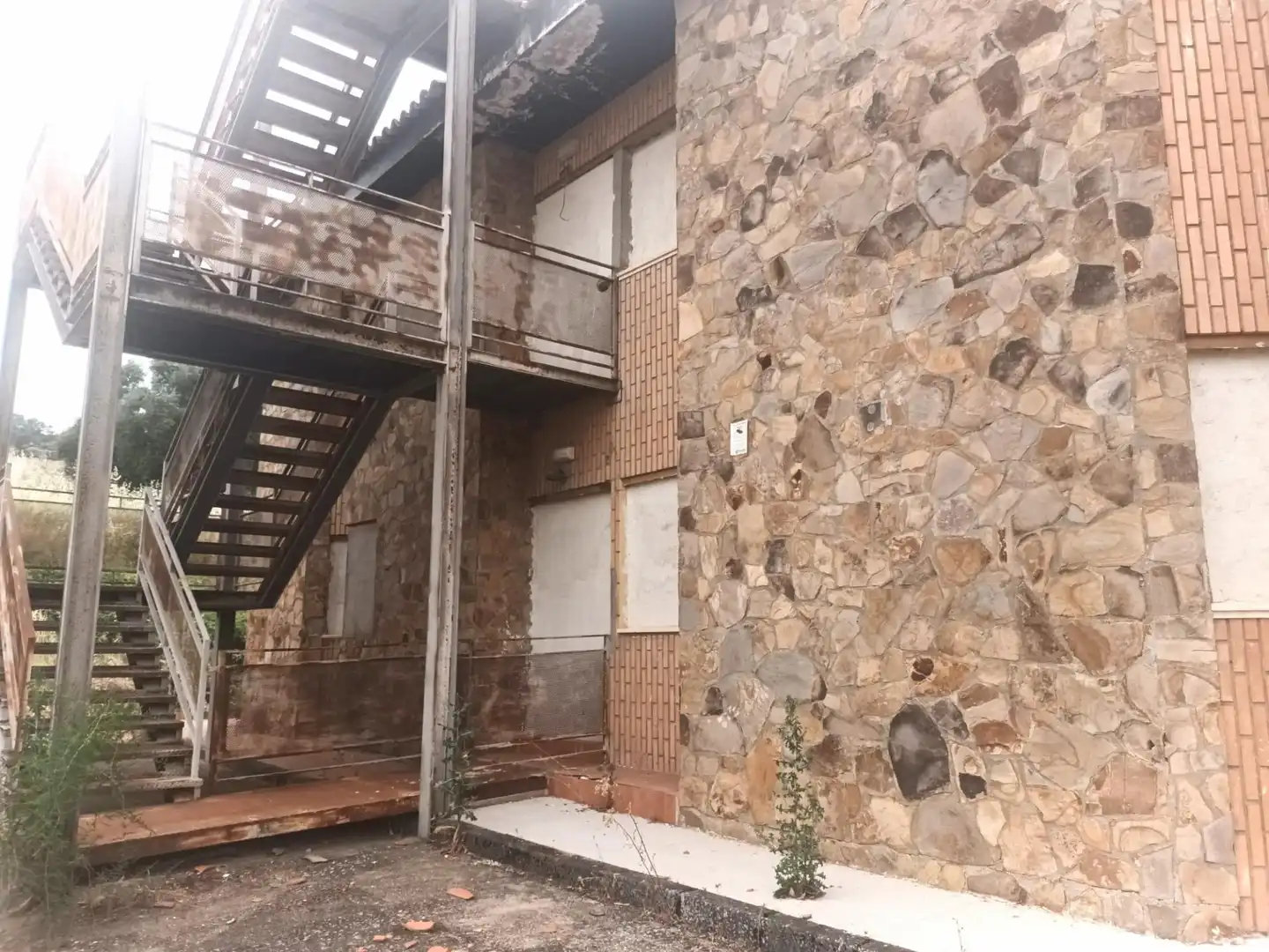 Vista exterior de Edifici en venda en Almadén