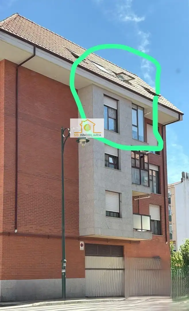 Außenansicht von Dachboden zum Verkauf in León Capital  mit Heizung, Parkett und Möbliert