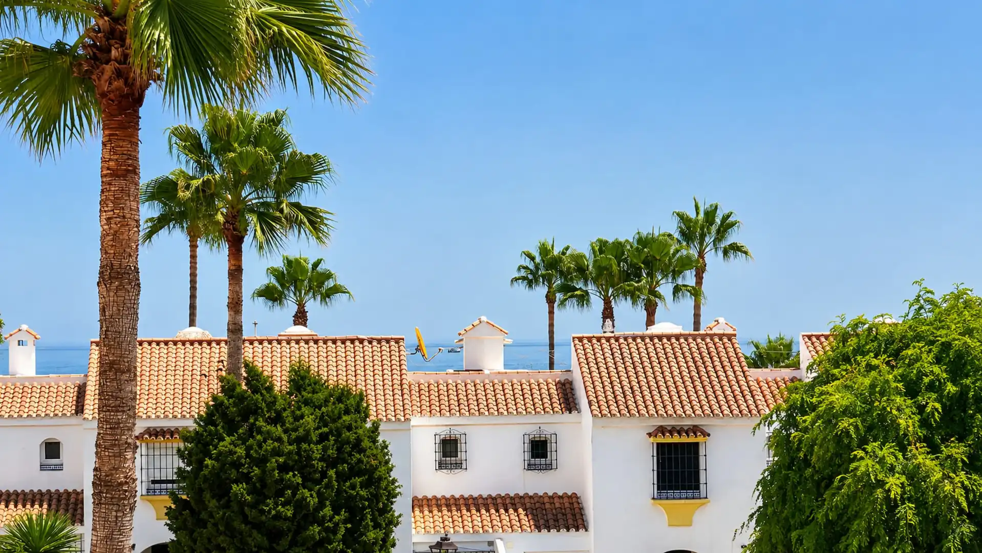 Vista exterior de Casa adosada en venda en Casares amb Jardí privat, Terrassa i Traster