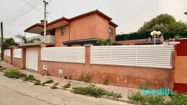 Vista exterior de Casa o xalet en venda en Cunit amb Aire condicionat, Calefacció i Jardí privat