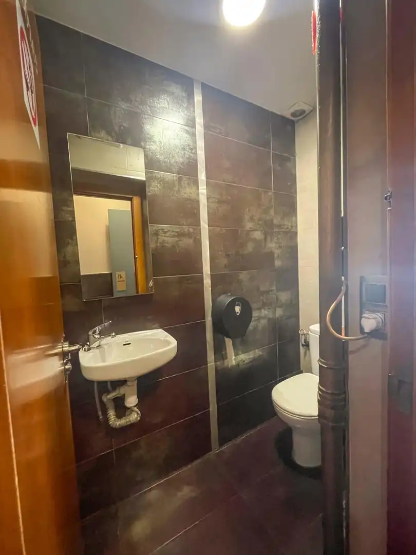 Baño de Local en traspaso en Valencia con Aire acondicionado