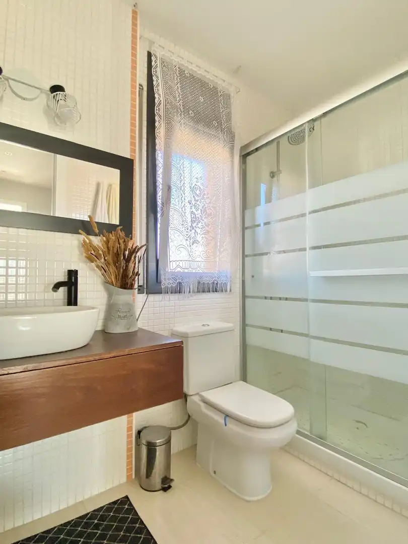 Badezimmer von Einfamilien-Reihenhaus zum Verkauf in El Vendrell mit Klimaanlage, Heizung und Terrasse