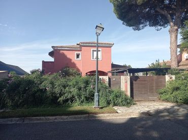 Chalet con piscina en venta en Calle Abeto 19