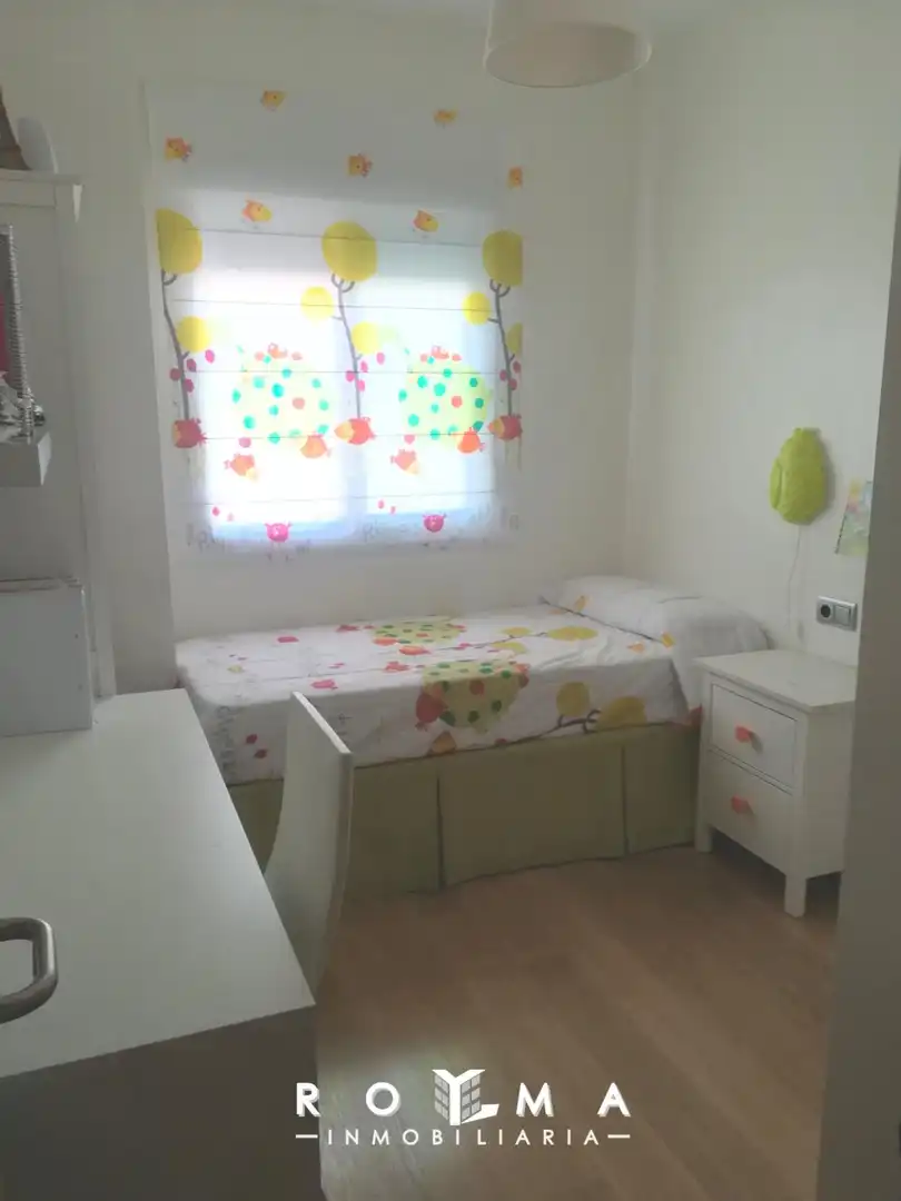 Dormitori de Casa adosada de lloguer en Dos Hermanas amb Aire condicionat, Calefacció i Parquet