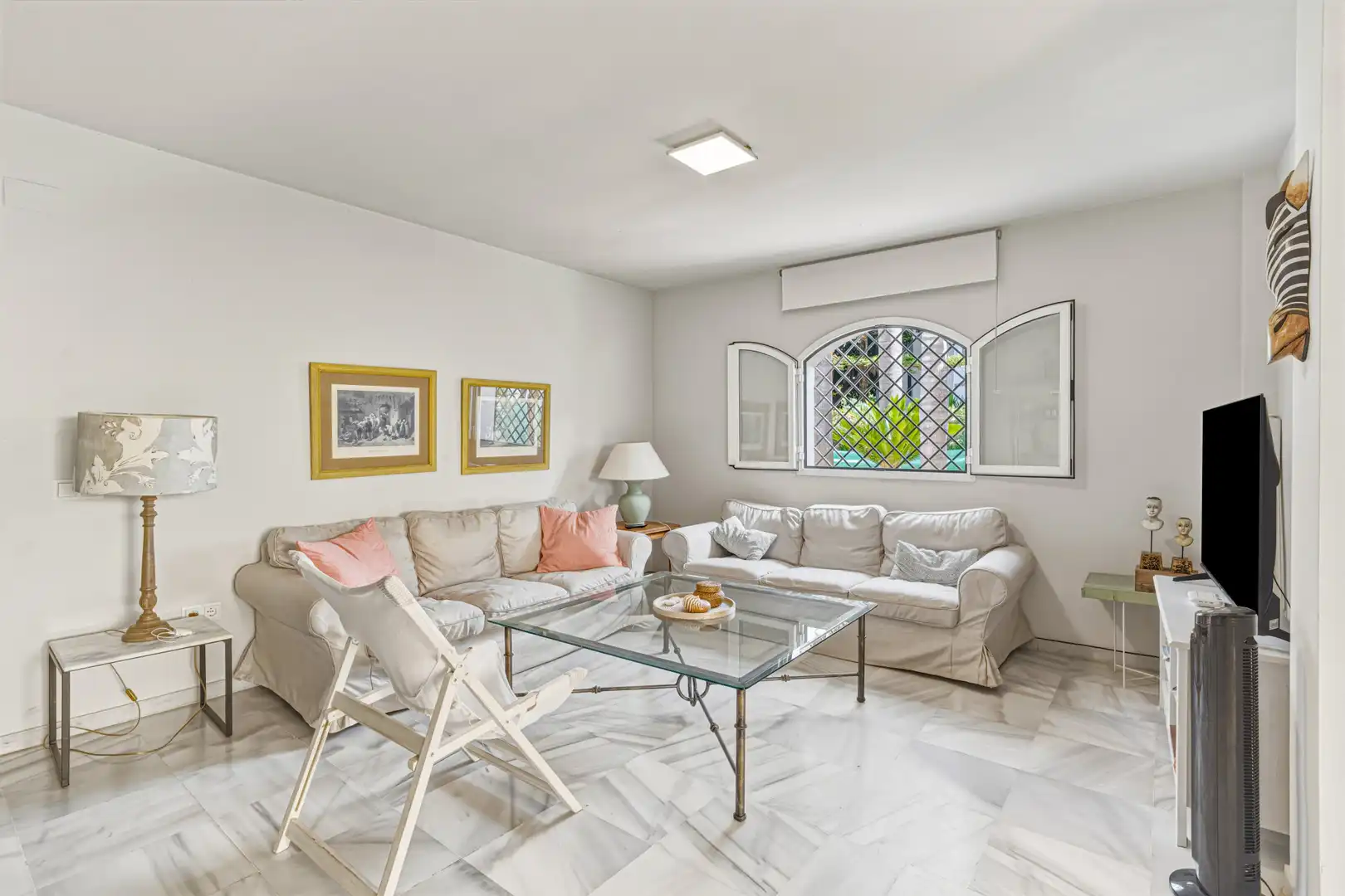 Sala d'estar de Planta baixa en venda en Marbella amb Aire condicionat, Terrassa i Traster
