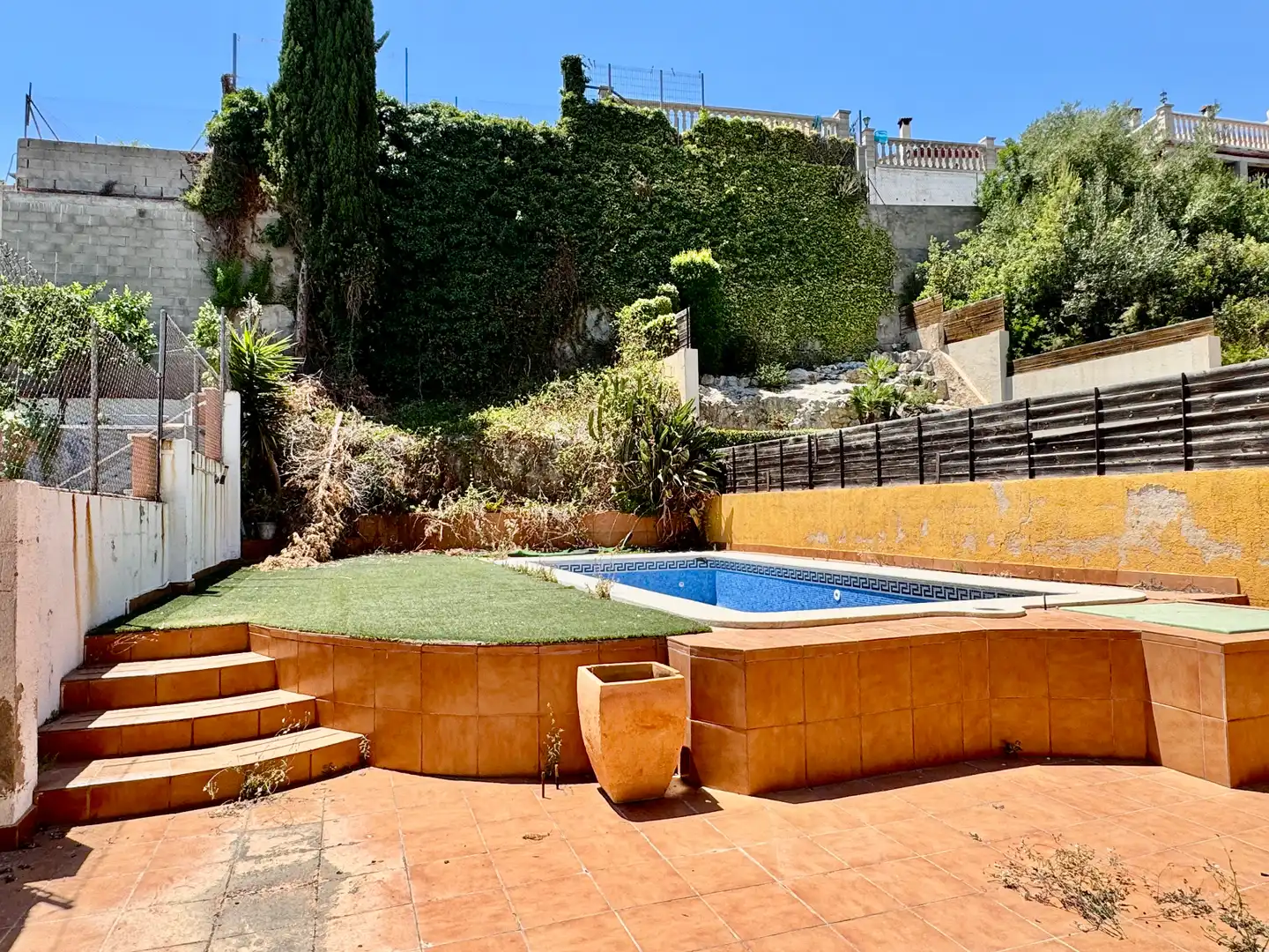 Schwimmbecken von Einfamilien-Reihenhaus zum Verkauf in Calafell mit Heizung, Privatgarten und Terrasse