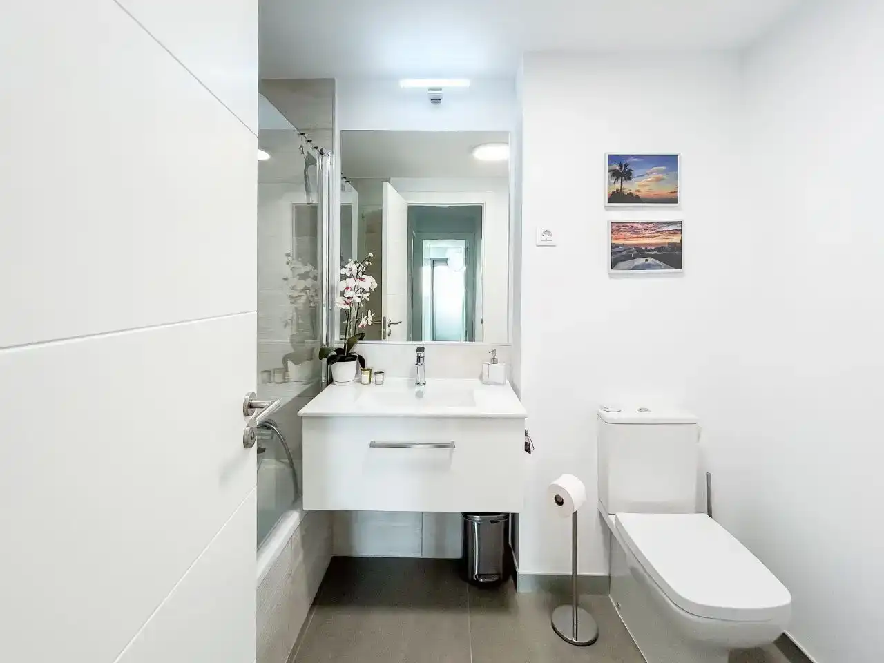 Baño de Piso en venta en Manilva con Aire acondicionado, Terraza y Piscina