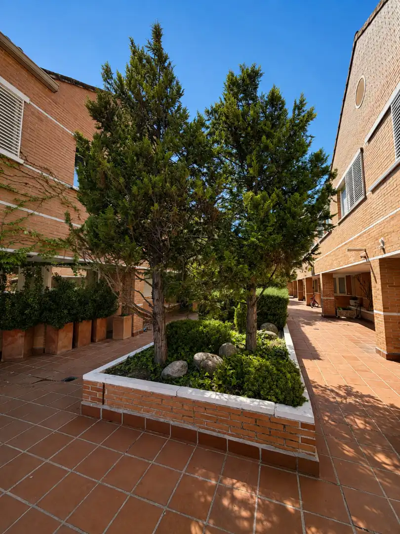 Terrasse von Einfamilien-Reihenhaus zur Miete in Club de Campo mit Klimaanlage, Heizung und Privatgarten