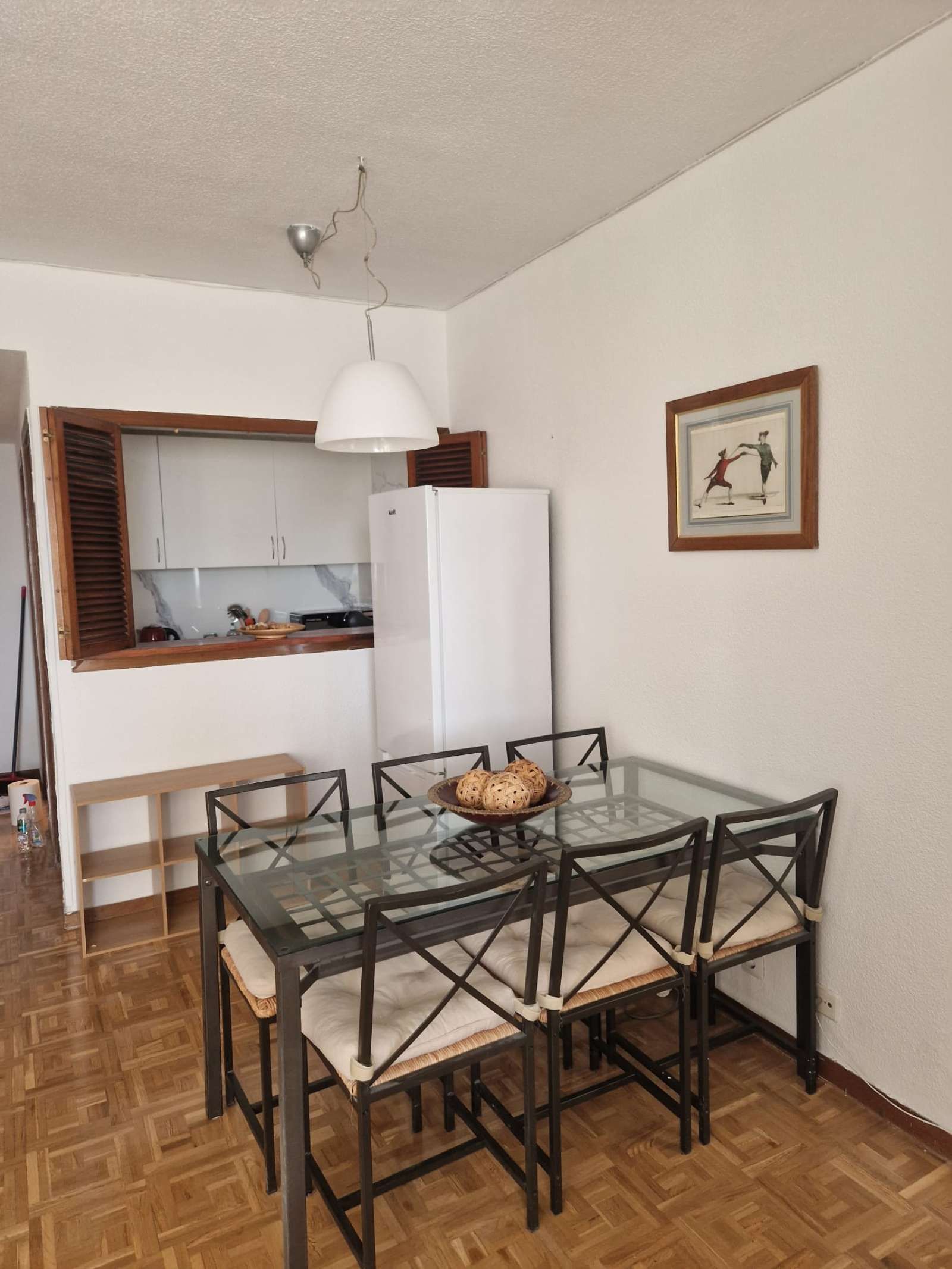 Cuina de Apartament per a compartir en  Madrid Capital amb Aire condicionat, Terrassa i Moblat