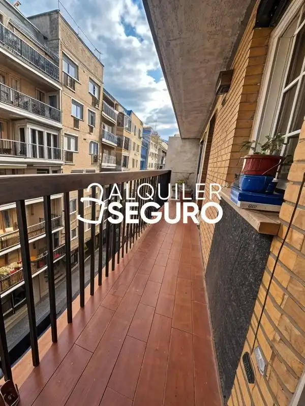 Vista exterior de Piso de alquiler en Granada con Terraza y Amueblado