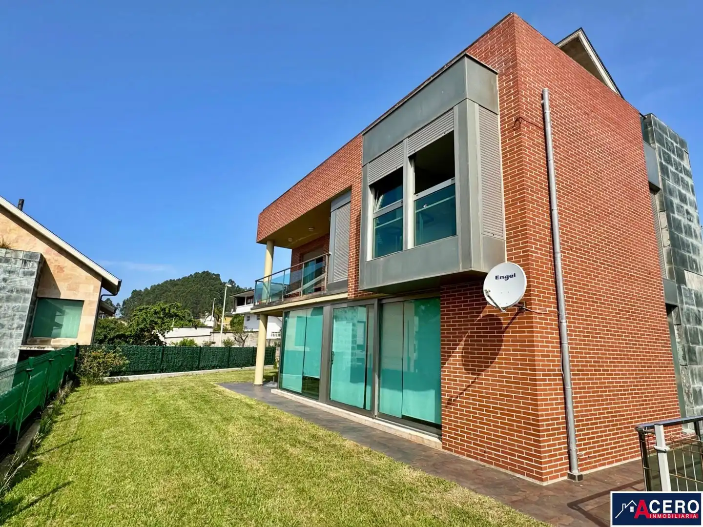Vista exterior de Casa o xalet en venda en Santa Cruz de Bezana amb Jardí privat i Piscina comunitària