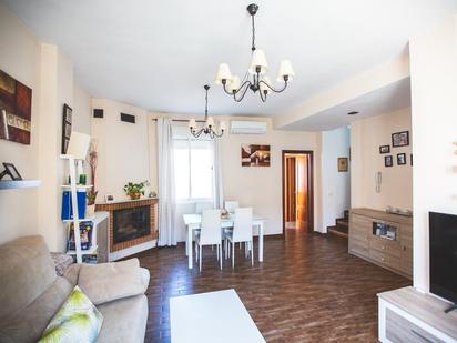 Sala d'estar de Casa adosada en venda en La Carlota amb Aire condicionat i Terrassa