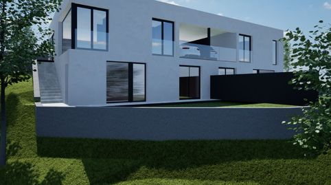 Una casa que no solo ahorra energía, también te la devuelve. Piscina, jardín sostenible y el silencio que llevas años buscando.