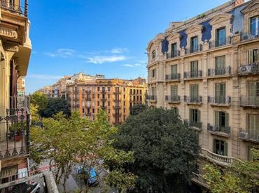 Pis amb balcó en venda a Carrer d'Aribau