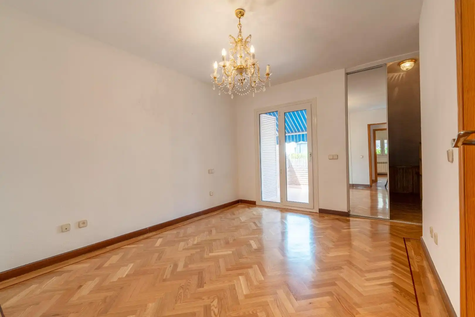 Casa aparellada amb piscina en venda a Avenida Europa, imagen 30